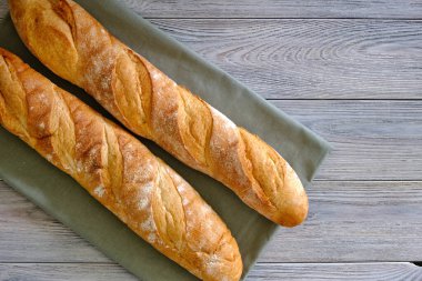 Tahtada çıtır çıtır ekmek hamuru olan taze ekmek.