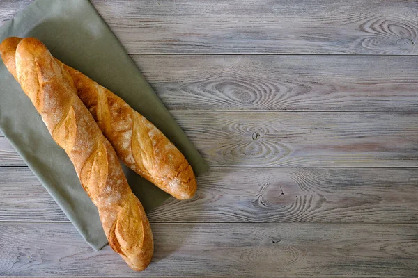 Tahtada çıtır çıtır ekmek hamuru olan taze ekmek.