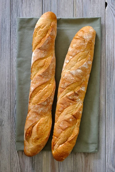 Tahtada çıtır çıtır ekmek hamuru olan taze ekmek.