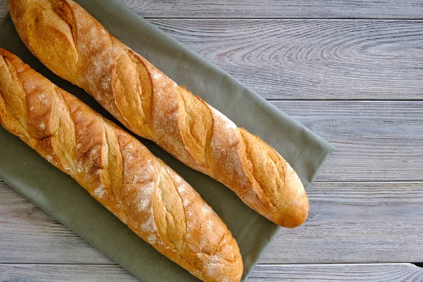 Tahtada çıtır çıtır ekmek hamuru olan taze ekmek.