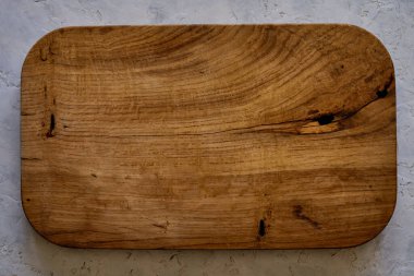 Yemek kesme ve arka planda hafif bir yemek servisi için yönetim kurulu