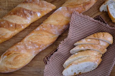 Tahta üzerinde çıtır çıtır ekmek kabuğu olan taze baget.