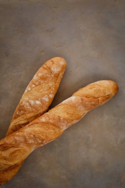 Beton bir masada çıtır çıtır ekmekli taze ekmek.