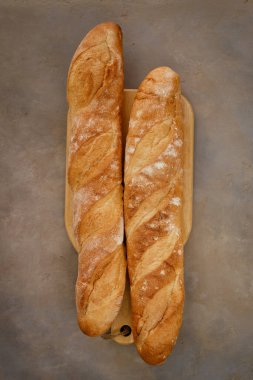 Beton bir masada çıtır çıtır ekmekli taze ekmek.