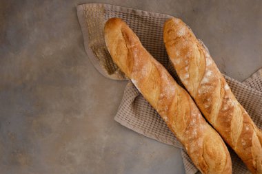 Beton bir masada çıtır çıtır ekmekli taze ekmek.