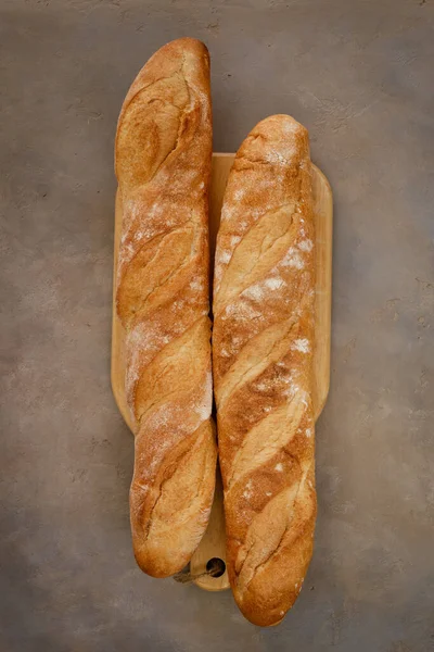 Beton bir masada çıtır çıtır ekmekli taze ekmek.