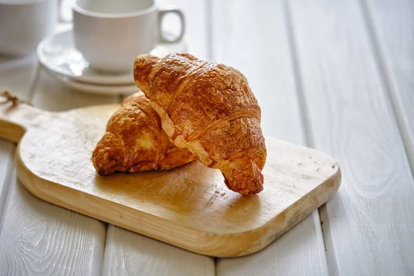 Croissant Crujiente Con Relleno Almendras Café Negro Caliente Una Tabla — Foto de Stock