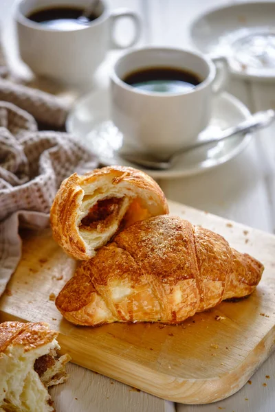 Croissant Crujiente Con Relleno Almendras Café Negro Caliente Una Tabla — Foto de Stock