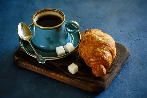Croissant Crujiente Con Relleno Almendras Café Negro Caliente Una Tabla — Foto de Stock