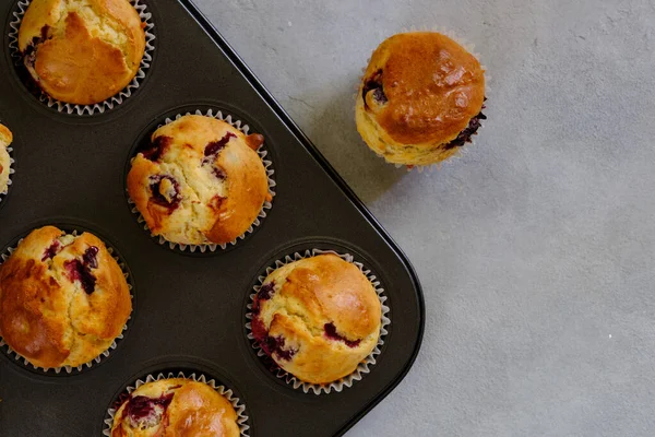 Muffin Limone Fragranti Con Ciliegia Nella Forma Cottura Forno Uno — Foto Stock