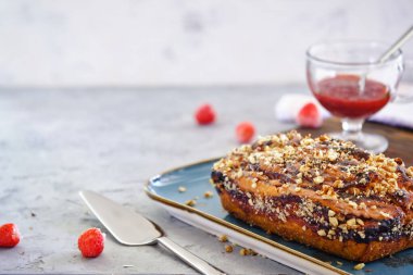 Limonlu ve çilekli ev pastası gri arka planda mavi bir tabakta