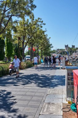 Turistler tatil beldesi Bodrum 'un seti boyunca yürüyorlar. Bodrum Türkiye 12 Temmuz 2022. Marina Manzarası