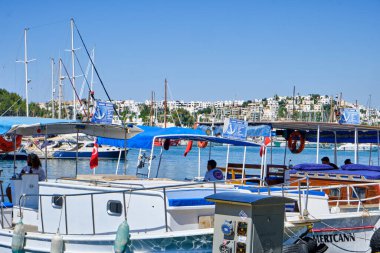 Turistler tatil beldesi Bodrum 'un seti boyunca yürüyorlar. Bodrum Türkiye 12 Temmuz 2022. Marina Manzarası
