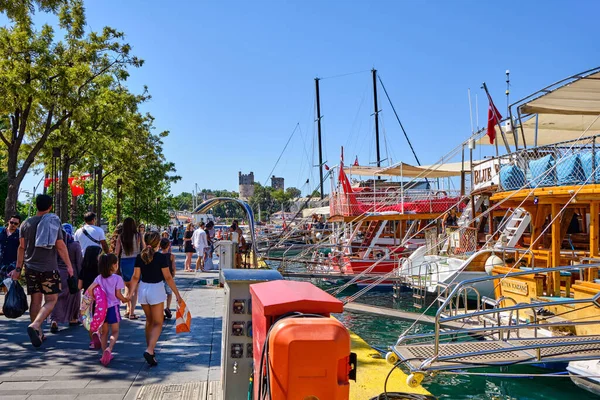 Tourists Walk Embankment Resort Town Bodrum Bodrum Turkey July 2022 — Zdjęcie stockowe