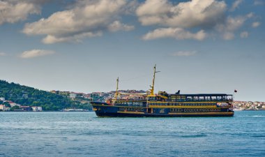 Ortakoy, İstanbul, Türkiye, 17 Temmuz 2022. Boğaz 'da siyah bir korsan gemisi. Turistler gemide dinleniyor..