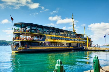 Ortakoy, İstanbul, Türkiye, 17 Temmuz 2022. Boğaz 'da siyah bir korsan gemisi. Turistler gemide dinleniyor..