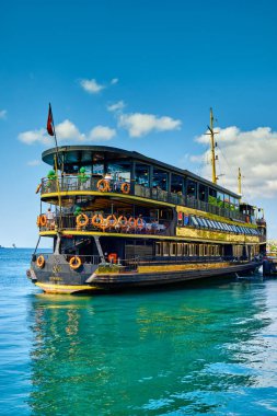 Ortakoy, İstanbul, Türkiye, 17 Temmuz 2022. Boğaz 'da siyah bir korsan gemisi. Turistler gemide dinleniyor..