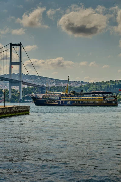 Ортакой Стамбул Турция Июля 2022 Года Чёрный Пиратский Корабль Босфоре — стоковое фото