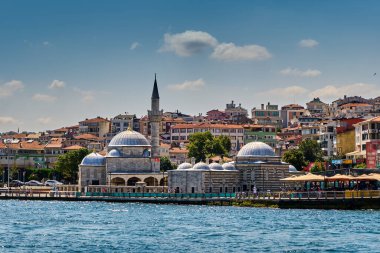İstanbul, Türkiye, 18 Temmuz 2022. Boğazın ve Embankment Uskudar 'ın manzarası, insanlar bir kafede oturur, kahvaltı yapar ve Boğaz manzarasının tadını çıkarırlar.