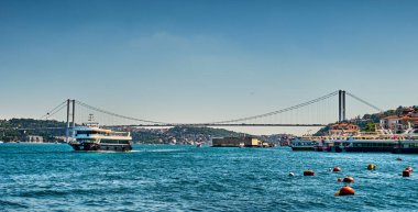 İstanbul, Türkiye, 17 Temmuz 2022, İstanbul Boğazı manzarası, tekneler ve Arnavutköy 'deki setten bir köprü.