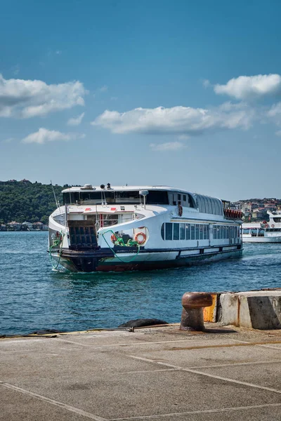 İstanbul, Türkiye - 18 Temmuz 2022, Boğaziçi, Ortaka 'da yolcu feribotu, şehrin Asya manzarası, iskeleye yüzen feribot.