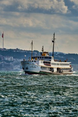 İstanbul, Türkiye - 18 Temmuz 2022, Eminonu 'da yolcu feribotu, kentin Avrupa manzarası, iskeleye yüzen feribot..
