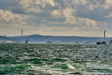 İstanbul, Türkiye - 18 Temmuz 2022, İstanbul Boğazı, kentin Avrupa manzarası, yolcu feribotları ve Eminonu rıhtımından bir köprü