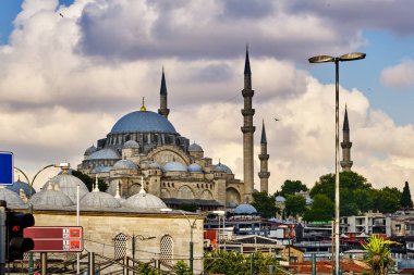 İstanbul, Türkiye, Eminony Rıhtımı, Süleyman Camii manzarası, dükkanlar ve restoranlar