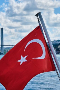 İstanbul, Türkiye ve Türk bayrağı gökyüzü ve Boğaz 'ın arka planına karşı