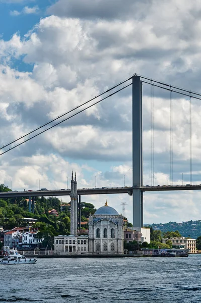 Мечеть Ортакой Мост Берегу Босфорского Пролива Районе Бесикташ Стамбуле Турция — стоковое фото