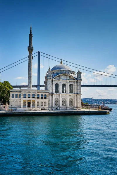Мечеть Ортакой Мост Берегу Босфорского Пролива Районе Бесикташ Стамбуле Турция — стоковое фото