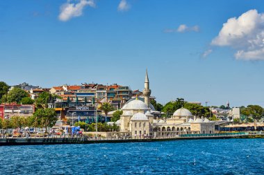 İstanbul, Türkiye, 18 Temmuz 2022. Boğazın ve Embankment Uskudar 'ın manzarası, insanlar bir kafede oturur, kahvaltı yapar ve Boğaz manzarasının tadını çıkarırlar.