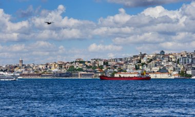 İstanbul, Türkiye, Galata Kulesi ve kentin Avrupa kesimindeki feribot, tekne ve gemilerin İstanbul Boğazı manzarası