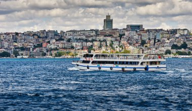 İstanbul, Türkiye, 18 Temmuz 2022. Boğaz Boğazı ve şehrin Avrupa kesimi. İnsanlar kıyı boyunca bir feribotta yüzüyor, feribot ve tekneler rıhtımda duruyor..
