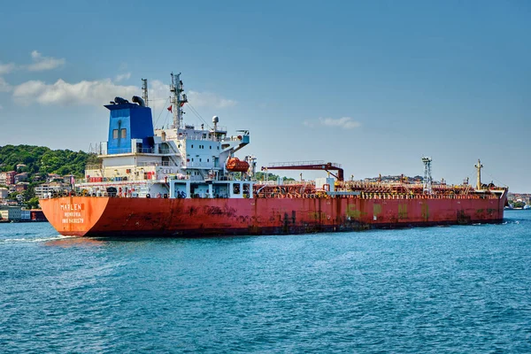 İstanbul, Türkiye, 14 Temmuz 2022, İstanbul Boğazı 'ndaki kırmızı kargo gemisi,