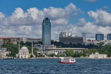 İstanbul, Türkiye, 18 Temmuz 2022. Boğaz Boğazı ve şehrin Avrupa kesimi. İnsanlar kıyı boyunca bir feribotta yüzüyor, feribot ve tekneler rıhtımda duruyor..