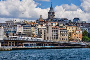 İstanbul, Türkiye - 19 Temmuz 2022. Pier Eminonu, Boğaz, Karaköy Bölgesi, Galata Kulesi ve Galata Köprüsü manzaralı. Köprünün altında balık restoranları