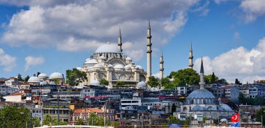 İstanbul, Türkiye - 19 Temmuz 2022, Pier Eminonia ve kentin Avrupa kesimi, Süleyman Camii manzarası, dükkanlar ve restoranlar