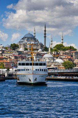 İstanbul, Türkiye - 19 Temmuz 2022, Pier Eminonia ve kentin Avrupa kesimi, Süleyman Camii, Galata Köprüsü ve Boğazı manzaralı. Şehrin tarihi merkezinde otelleri ve restoranları olan eski binalar. Paslı feribotlar