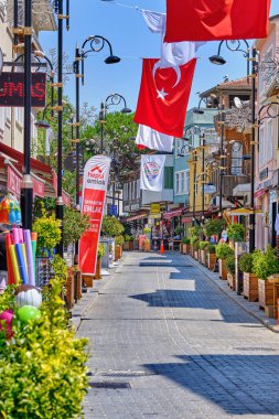 İstanbul, Türkiye - 20 Temmuz 2022, Karadeniz 'de Sile, restoranları ve hediyelik eşya dükkanları olan sokak, turistler kentte yürüyor ve kafelerde ve restoranlarda dinleniyor