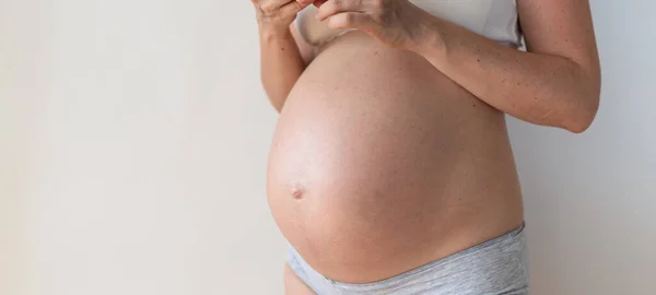 Barriga de mulher grávida, tecnologia reprodutiva, esperança, novo conceito de vida — Fotografia de Stock