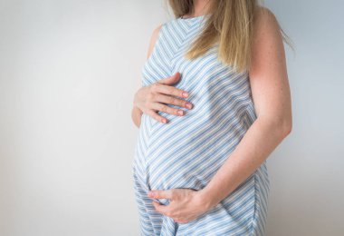 Hamile kadın göbeği, üreme teknolojisi, umut, yeni hayat konsepti.