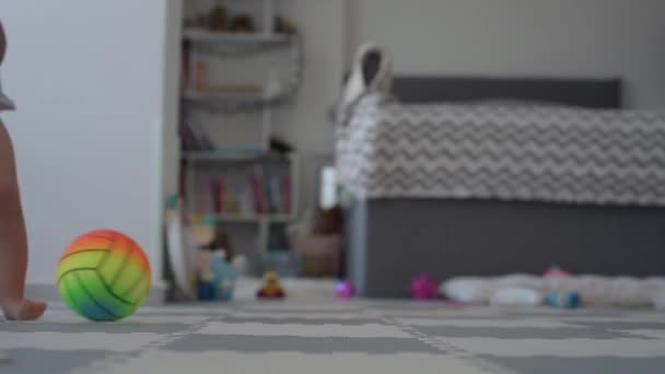 Первые шаги ребенка с мамиными ногами снизу — стоковое видео
