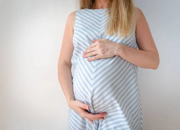 Těhotná Žena Stojí Drží Ruce Břiše Kvalitní Fotografie Stock Obrázky