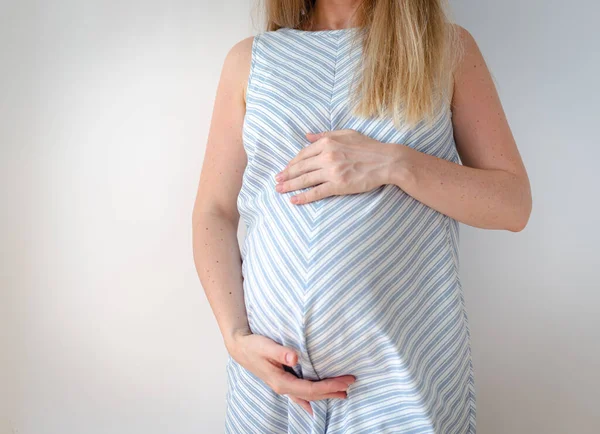 Femme Enceinte Tenant Ses Mains Sur Ventre Photo Haute Qualité Images De Stock Libres De Droits