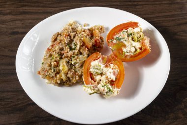 Doldurulmuş domatesli Tabbouleh Salatası. Vejetaryen yemeği. Geleneksel ortadoğu ya da Arap yemeği. Üst görünüm