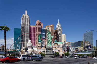 Los Angeles, Vegas, NV, ABD - 30 Ağustos 2017: New York-New York Casino ve Otel mimari cephesi Las Vegas 'taki birçok New York şehri ikonlarını barındırır..