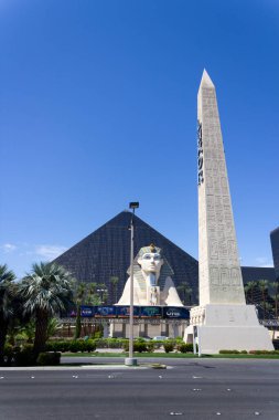 Las Vegas, NV, ABD, 30 Ağustos 2017: Luxor Casino ve Otel mimari cephesinde birçok Mısır ikonu Las Vegas 'ta sergilenmektedir.