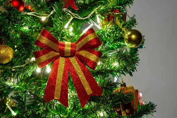 Primer Plano Decoración Árbol Navidad Con Las Luces Encendidas Enfoque — Foto de Stock