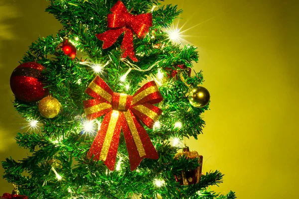 Primer Plano Decoración Árbol Navidad Con Las Luces Encendidas Enfoque — Foto de Stock